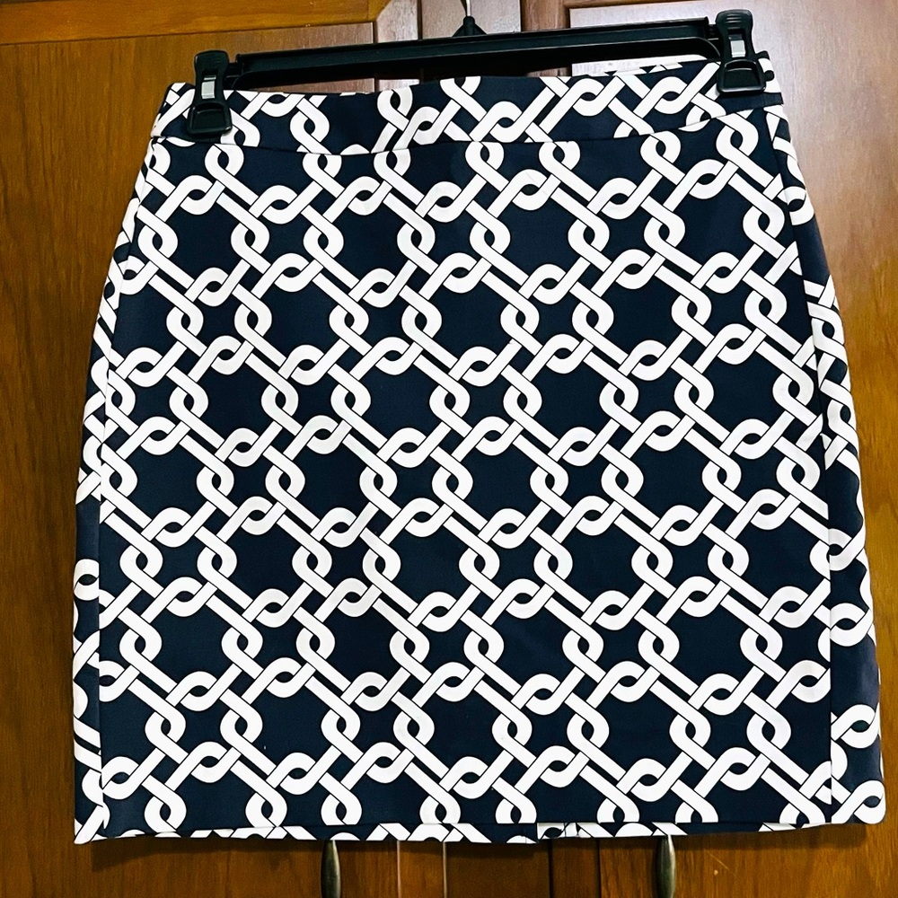 EUC Banana Republic skirt. Dark blue and white. Size 6P